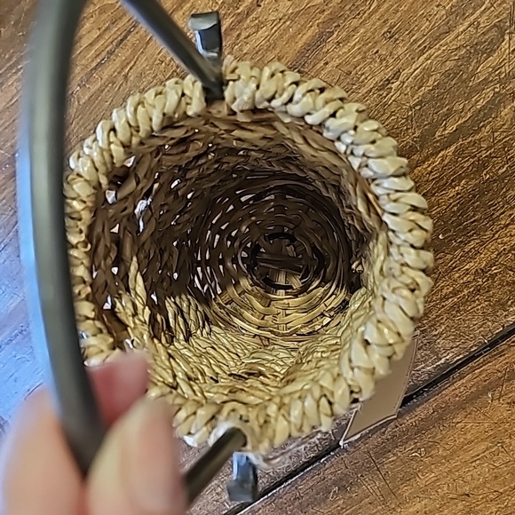 Basket with Metal Handle - Picture 7 of 9